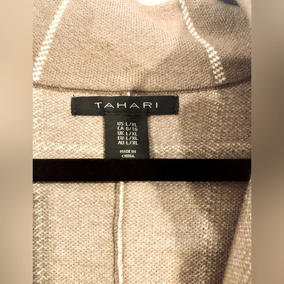 TAHARI NWOT CAPE W/GOLD THREAT DETAIL & GOLD ZIPPER ACCENT SOFT& ELEGANT/MUST HV - Picture 4 of 6